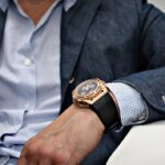 Un homme avec une montre de luxe