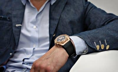 Un homme avec une montre de luxe