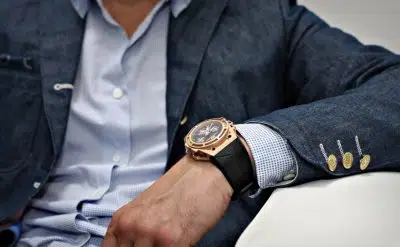 Un homme avec une montre de luxe