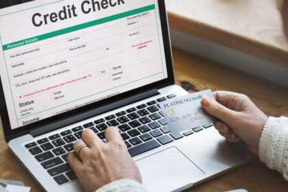 Simulateurs en ligne : comparer assurance, crédit et autres engagements avant de se décider